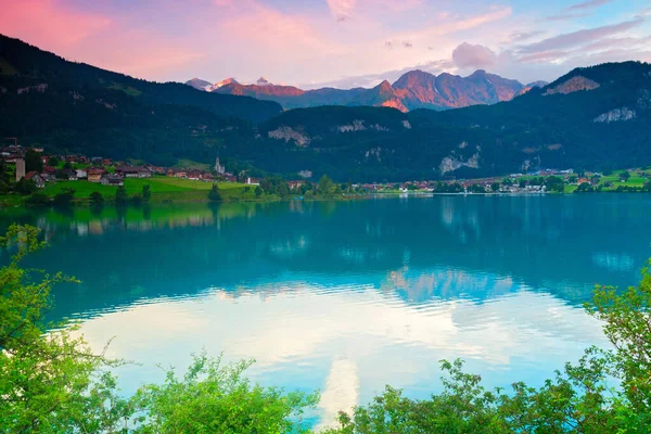 Озеро Лунгернзе Швейцарских Альпах — стоковое фото