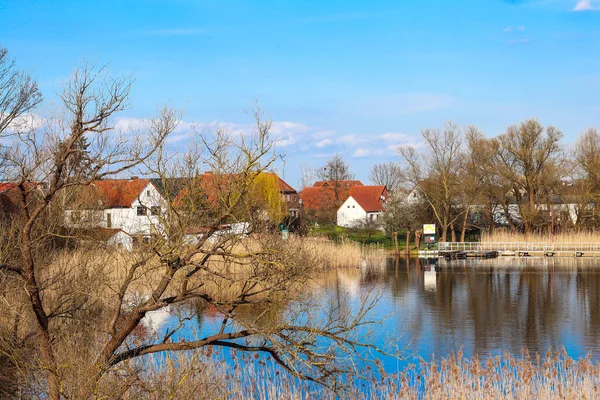 Brandenburg Almanya 'sında göldeki evler