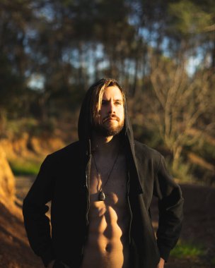 Sarışın ve zinde sakallı bir gencin portresi.