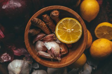 Zerdeçal, sarımsak, limon, sarımsak ve soğanlı kase.