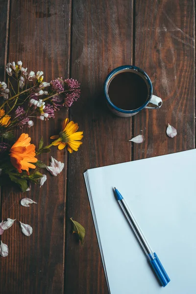 Pusty Papier Długopis Wiosennymi Kwiatkami Małą Białą Filiżanką Kawy Rustykalnym — Zdjęcie stockowe