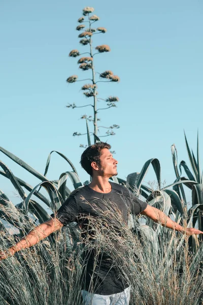 Joven Posando Paisaje Natural Mirando Sol Con Cactus Fondo — Foto de Stock