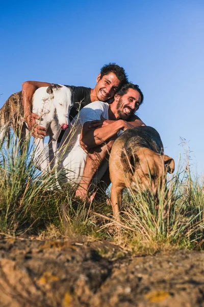 Dos Jóvenes Sus Dos Perros Divierten Sonríen Abrazan Medio Naturaleza — Foto de Stock