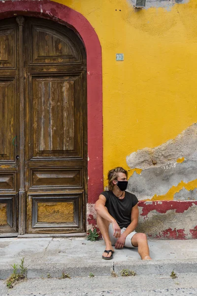 Joven Rubio Pelo Medio Largo Con Máscara Boca Del Virus — Foto de Stock