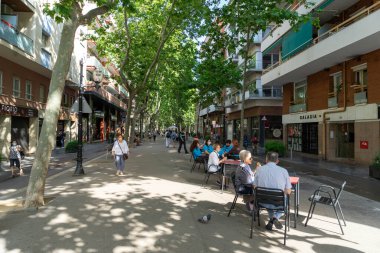 BARCELONA; İspanya - 25 Mayıs 2020: Barcelona 'daki koronavirüs hastalığının (COVID-19) birinci safhasının ilk günü, izin verilen saatlerde barların teraslarında oturan insanlar