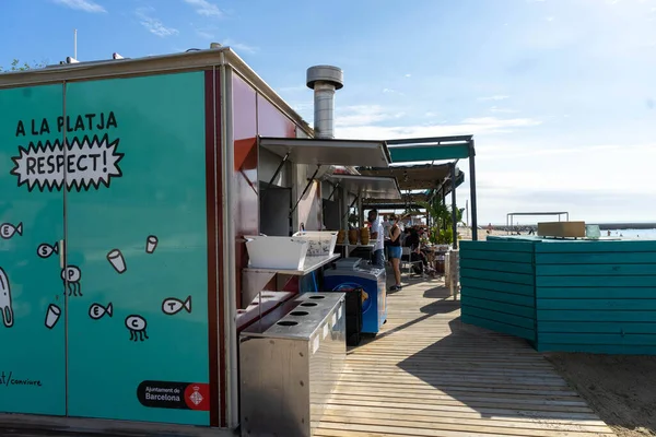 BARCELONA; İspanya - 25 Mayıs 2020: Coronavirus hastalığının (COVID-19) birinci safhasının ilk günü, sahil barı halka açık ve insanlar terasta içki içiyor