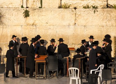 Kudüs, İsrail - 15.04.2015. Yahudi Ortodoks akşam duası için batı duvarına hazırlanıyor.
