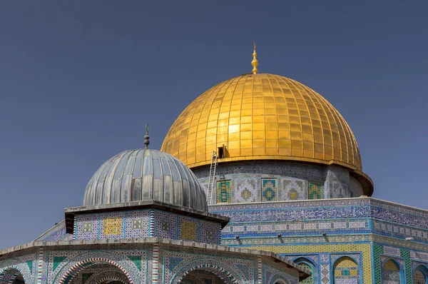 El Aksa Camii, Kudüs 'teki İslam mabedi. Kaya Kubbesi 'nin detayları Eski Şehir' deki Tapınak Tepesi 'nde..
