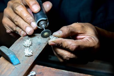 Bir atölyede motor bir aracı cilalayarak küpe yapmaya yakın çekim