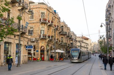 Kudüs, İsrail - 15 Nisan 2015 Antik şehrin sokaklarında modern tramvay