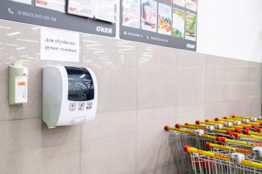 Yekaterinburg, Rusya - 28.03.2020. Rusya 'da karantina. Süpermarket tamam. Sepeti alkol spreyi ve mendille temizliyorum. Halka açık bir yerde müşteri nefsi müdafaa..