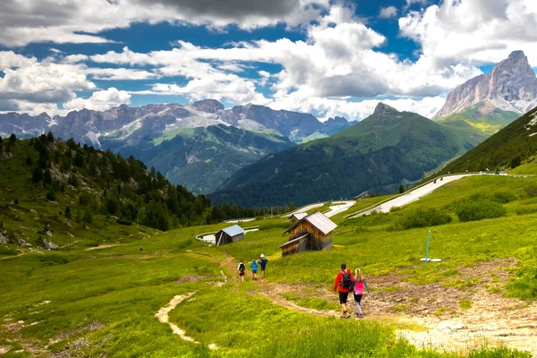 Mochileiros Caminhando Turistas Julgamento Dolomitas Italianas Tirol Sul Itália Europa — Fotografia de Stock