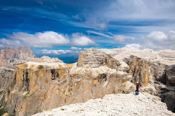 Menina Turista Topo Nos Alpes Admira Vista Paisagem Verão Nas — Fotografia de Stock