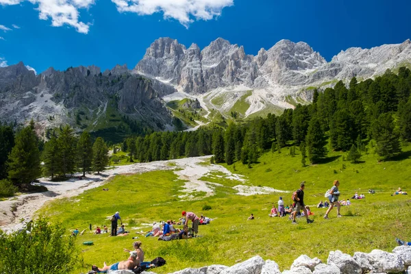 Dolomitas Italianas 2018 Turistas Relaxar Prado Depois Subir Contra Pano — Fotografia de Stock