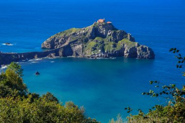 Doniene Gaztelugatxeko inzivası Gaztelugatxe adasının tepesinde. Biscay, Bask Ülkesi, İspanya