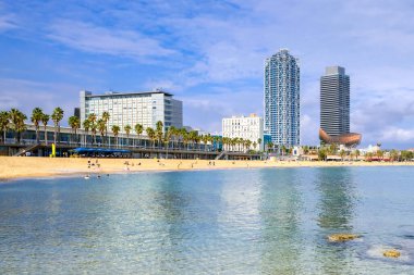 Barcelona, İspanya 'daki Barceloneta Sahili' nin kıyı şeridi manzarası