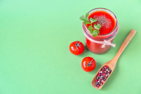 Suco Tomate Com Uma Folha Salsa Jarro Vidro Tomates Frescos — Fotografia de Stock