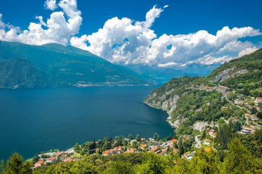 Como Gölü ve Varenna şehri, İtalya.
