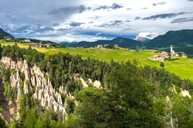 Longomoso Dünya Piramitleri ve Dolomitler ve Meadows, Renon İtalya.