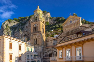 Amalfi Katedrali, (Cattedrale di Sant 'Andrea / Duomo di Amalfi) ve çan kulesi. Çatı, Güney İtalya 'da yaygın olan tipik yeşil majolika fayanslarıyla kaplıdır.