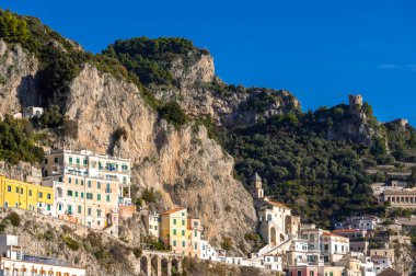 Ünlü Amalfi Sahili, Salerno, Campania, İtalya 'daki güzel Amalfi kasabasının manzarası.