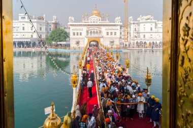Amritsar, Hindistan - 21 Kasım 2011: Sikh hacılar Altın Tapınak 'a ulaşmak için köprüde kuyruğa girdiler. Amritsar, Punjab, Hindistan.