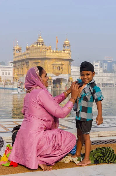 Amritsar Inde Novembre 2011 Famille Sikhe Pèlerins Mère Fils Habille — Photo