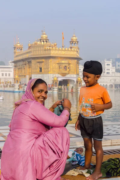 Amritsar Inde Novembre 2011 Famille Sikhe Pèlerins Mère Fils Habille — Photo