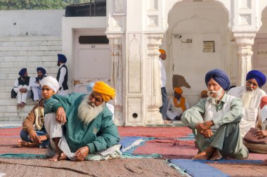 Amritsar, Hindistan - 21 Kasım 2011: Sihler Altın Tapınak Kompleksi, Amritsar, Punjab, Hindistan 'daki müzisyenleri dinliyor.