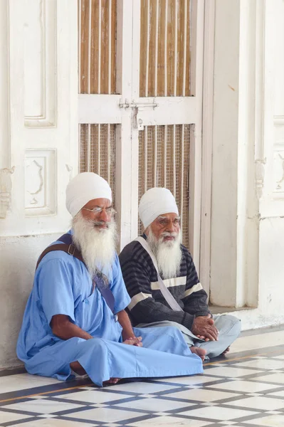 Amritsar Індія Листопада 2011 Сикхські Паломники Медитують Про Озеро Амріт — стокове фото
