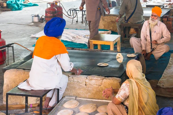 Amritsar India Noviembre 2011 Los Indios Desconocidos Cocinan Pan Nacional —  Fotos de Stock