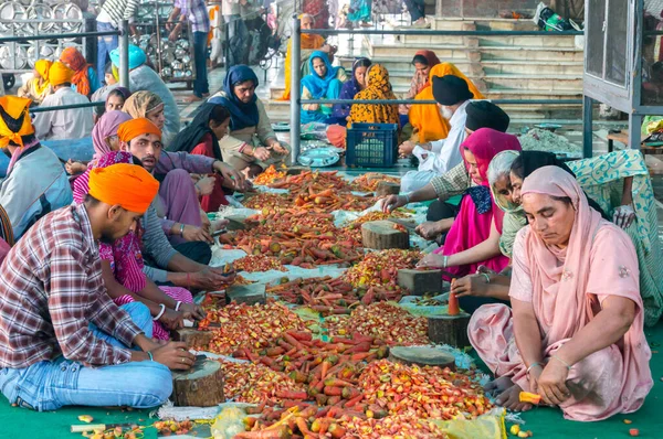 Amritsar Inde Novembre 2011 Des Indiens Inconnus Épluchent Des Légumes — Photo