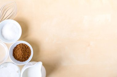 Kahve dalgona nasıl yapılır. Adım adım fotoğraf talimatları. Adım 1 Hazırlık. İçindekiler: hazır kahve, şeker, su, süt ve ahşap arka planda çırpmak için çırpıcı. Üst Manzara. Boşluğu kopyala.