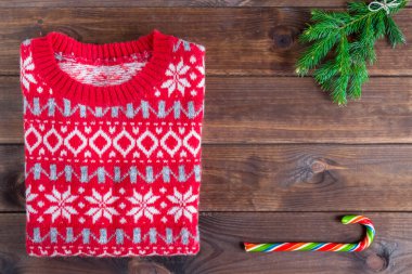 Noel süveteri, Noel ağacı dalları ve ahşap arka planda Noel personeli şekeri. Düz yat ve boşluğu kopyala.