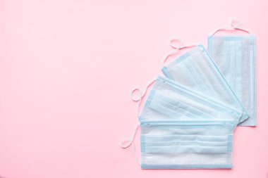Üst Manzara Coronavirus Covid-19 salgını. Gribe karşı korunmak için antiviral tıbbi maskeler, pembe sırtında korona virüsü. Cerrahi koruyucu maskeler. Karantina, evde kal. Boşluğu kopyala.
