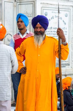 Amritsar, Hindistan - 21 Kasım 2011: Altın Tapınak kompleksindeki Sikh hacısı. Amritsar, Punjab, Hindistan.