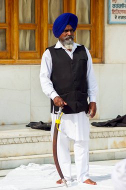 Amritsar, Hindistan - 21 Kasım 2011: Altın Tapınak kompleksindeki Sikh müzisyenler, Amritsar, Punjab, Hindistan.
