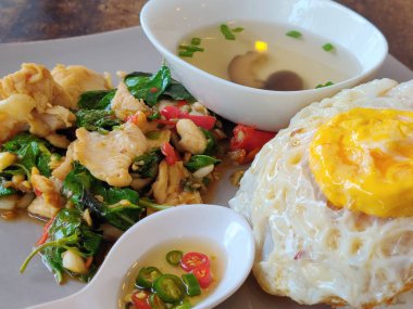 Fesleğen tavuğunu kızarmış yumurta ve mantar çorbasıyla kapat.