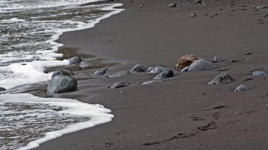 Tenerife adasında çakıl taşları olan kumlu sahil alçak gelgitte, yatay,