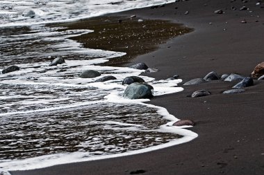Siyah kumlu sahil Tenerife adasında çakıl taşları alçak gelgitte, yatay,