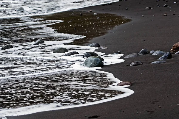 Siyah kumlu sahil Tenerife adasında çakıl taşları alçak gelgitte, yatay,