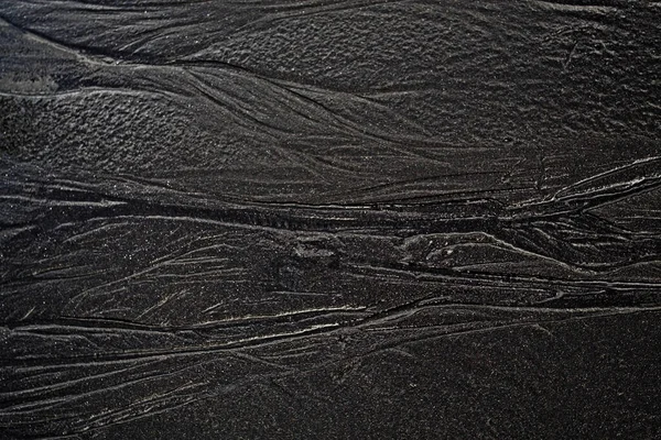 Czarny Mokry Piasek Góry Odpływie Oceanie — Zdjęcie stockowe