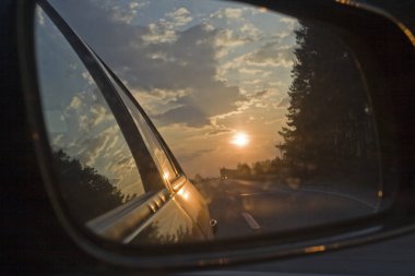 Güneşin son ışını, bulanık gece yolu hareket halindeki bir ışıkla, bir arabadan ateş ederek
