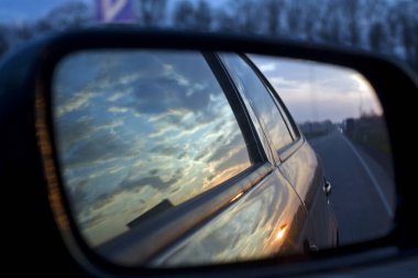 Gün batımı hızı, bulanık gece yolu, hareket halindeki ışık, arabadan çekim.