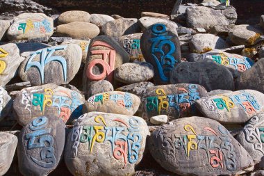 Zirveye giden yolda harflerle boyanmış taşlar, Nepal