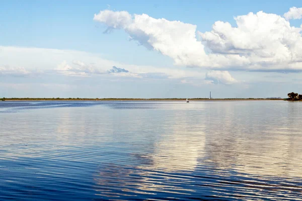 Nubes Sobre Río — Foto de Stock