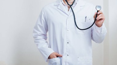 Beyaz arka plandaki doktor.