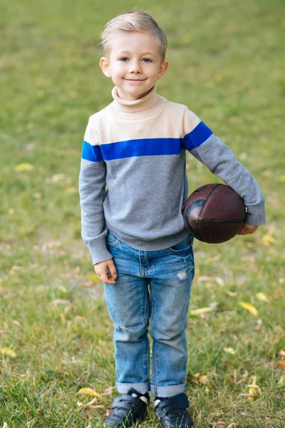 Усміхнений Хлопчик Ячем Парку — стокове фото