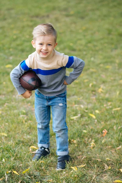 Sonriente Chico Con Bola Parque —  Fotos de Stock