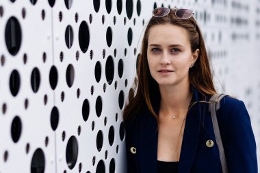 Siyah beyaz arka planda gözlüklü bir kız.